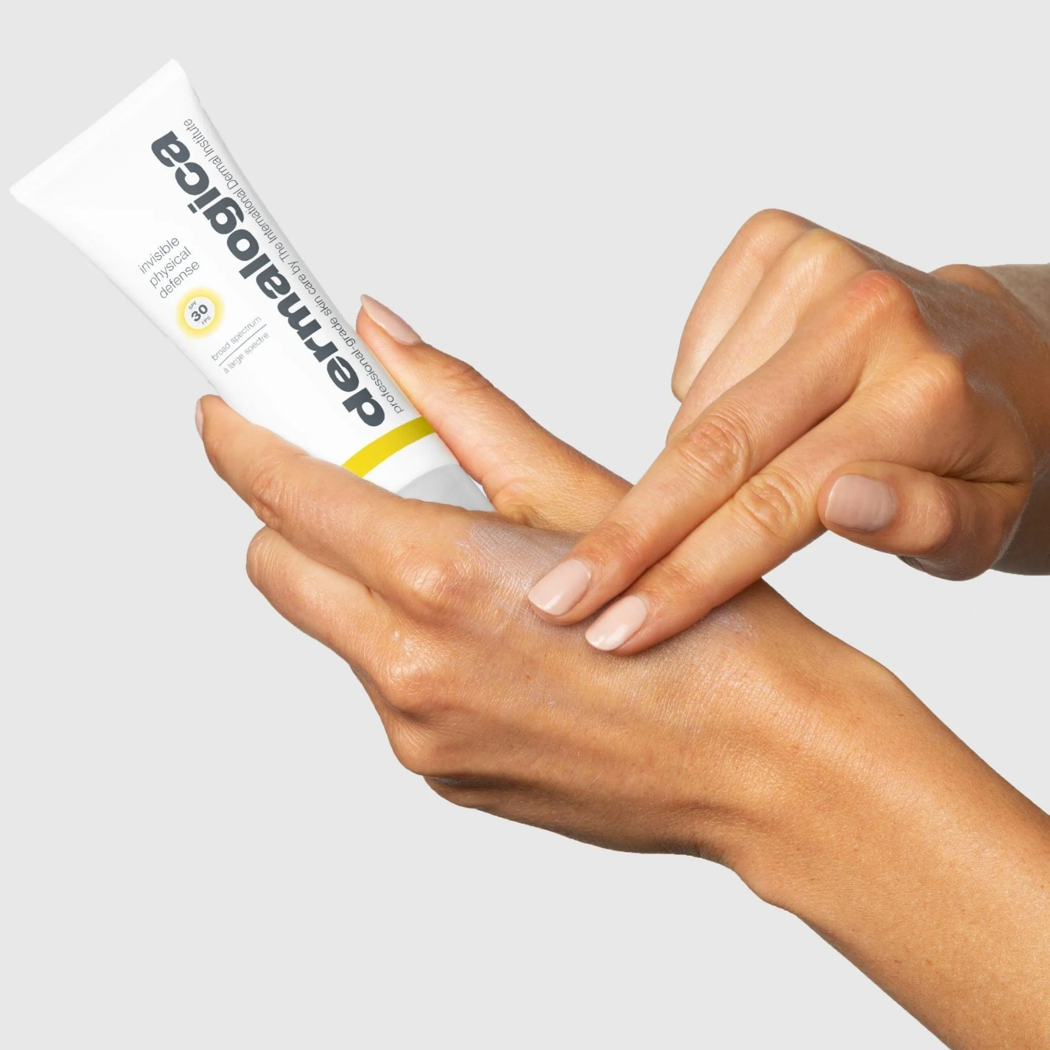 invisible physical defense mineral sunscreen spf30